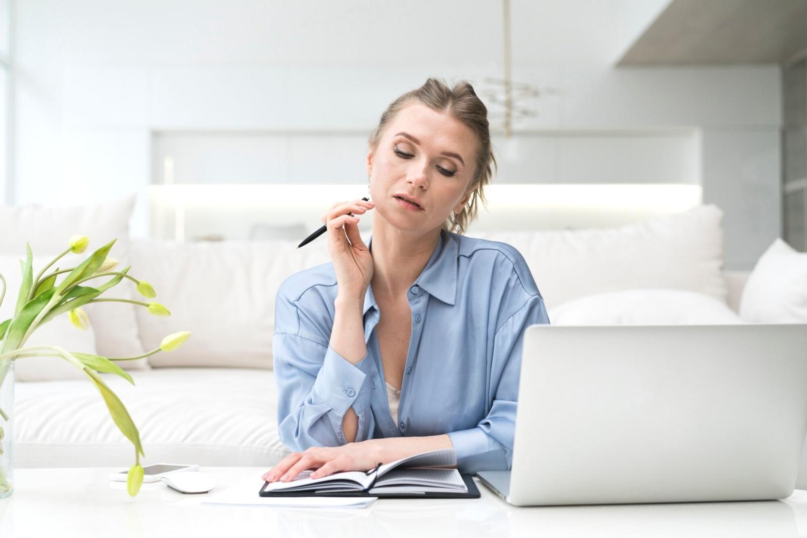 Espacio de trabajo organizado para aprender finanzas personales